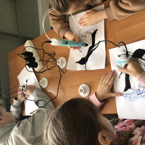 Uczniowie wykonują pingwiny długopisami 3D.