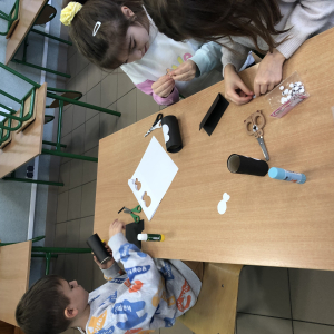 Uczniowie wykonują projekt.