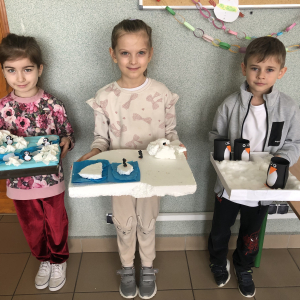 Uczniowie trzymają wykonane zaczarowane zagrody.