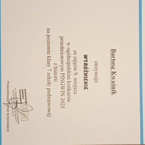 Bartosz K. otrzymuje wyróżnienie za zajęcie 9 m. z historii w Ogólnopolskim Konkursie Przedmiotowym PINGWIN 2025