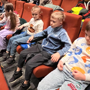 Dzieci siedzą grzecznie i czekają na spektakl.