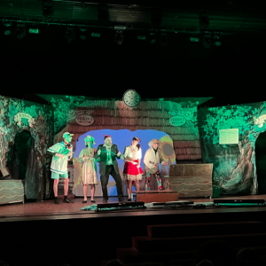 Aktorzy wciągają małych widzów w magiczną historię.