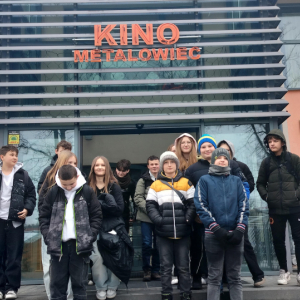 Uczniowie stoją przed Samorządowym Ośrodkiem Kultury w Nowej Dębie