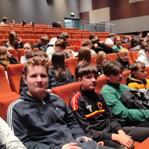 Uczniowie czekają na spektakl "Balladyna".