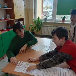 Dzieci rozwiązują zadanie konkursowe