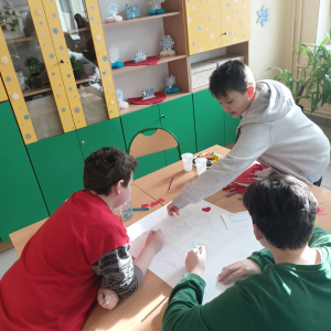 Dzieci wykonują plakat