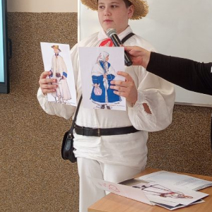 Przemek prezentuje lasowiackie stroje