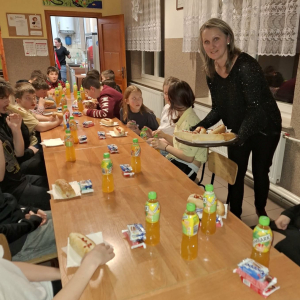 Rodzice przygotowują poczęstunek dla swoich dzieci.