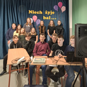 Uczniowie pozują do wspólnego zdjęcia.