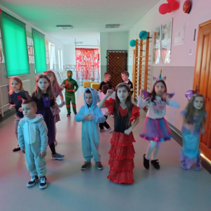 Dzieci bawią się na balu karnawałowym