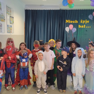 Dzieci bawią się na balu karnawałowym