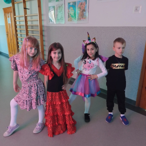 Dzieci bawią się na balu karnawałowym