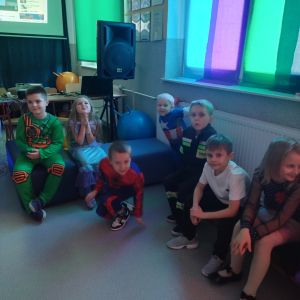 Dzieci bawią się na balu karnawałowym