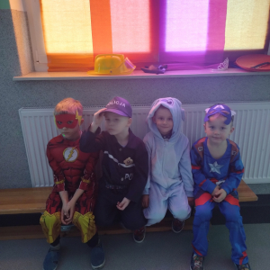 Dzieci bawią się na balu karnawałowym