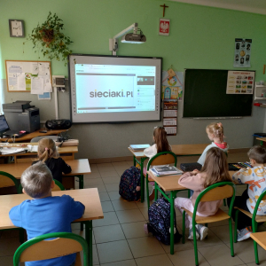 Dzieci biorą udział w spotkaniu online