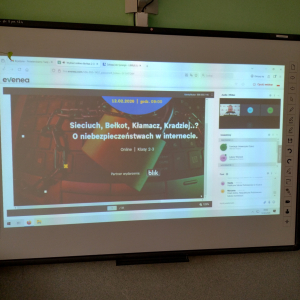 Dzieci biorą udział w spotkaniu online