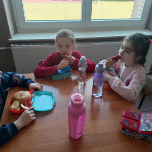 Dzieci spożywają zdrowe drugie śniadanie