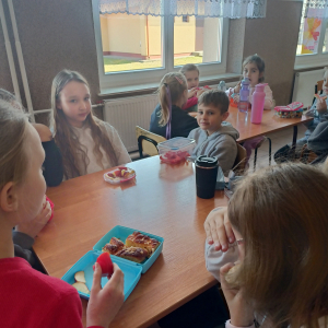 Dzieci spożywają zdrowe drugie śniadanie