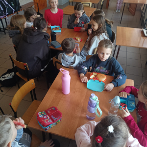 Dzieci spożywają zdrowe drugie śniadanie
