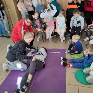 Uczniowie poznają zasady udzielania pierwszej pomocy.