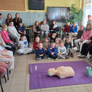Uczniowie poznają zasady udzielania pierwszej pomocy.