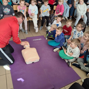 Uczniowie poznają zasady udzielania pierwszej pomocy.
