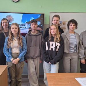  Uczniowie pozują do wspólnego zdjęcia z nauczycielkami Zespołu Szkół Technicznych w Kolbuszowej