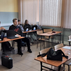 Uczniowie biorą dział w spotkaniu promującym Zespół Szkół Technicznych w Kolbuszowej