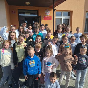 Uczniowie świętują pierwszy dzień kalendarzowej wiosny.