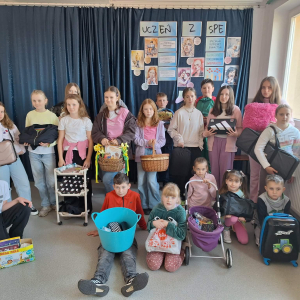 Uczniowie świętują pierwszy dzień kalendarzowej wiosny.