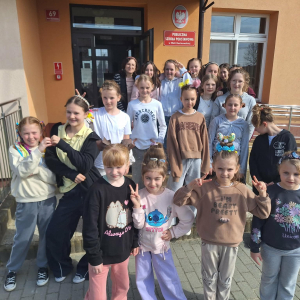 Uczniowie świętują pierwszy dzień kalendarzowej wiosny.