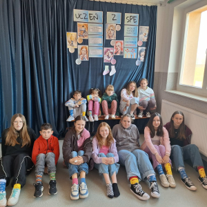 Uczniowie świętują pierwszy dzień kalendarzowej wiosny.