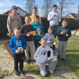 Uczniowie świętują pierwszy dzień kalendarzowej wiosny.