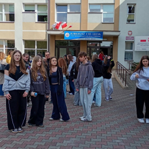 Uczniowie stoją przed wejściem do budynku LO w Kolbuszowej