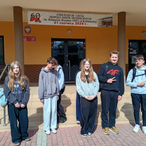 Uczniowie kl. VIII stoją na tle budynku ZST w Kolbuszowej
