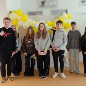 Uczniowie stoją na tle dekoracji w ZSA-E w Weryni