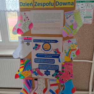 Gazetka przedstawia kolorowe skarpetki wykonane przez uczniów