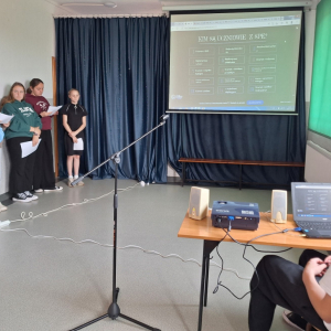 Uczniowie biorą udział w apelu szkolnym