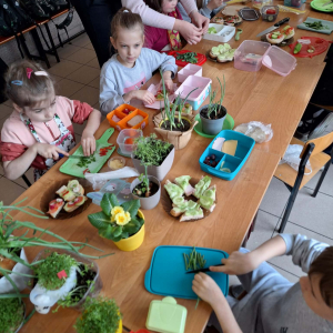 Uczniowie robią kanapki 