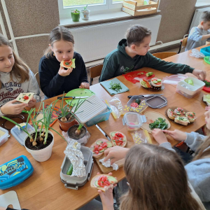 Uczniowie robią kanapki 