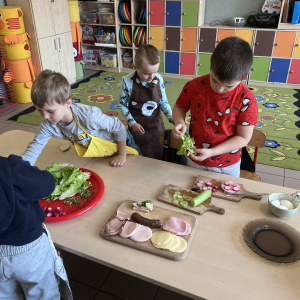 Dzieci przygotowują zdrowe śniadanie, robiąc kanapki.