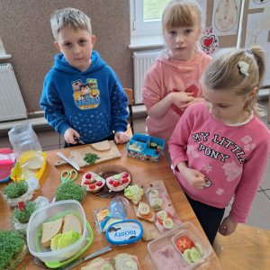 Uczniowie robią kanapki 