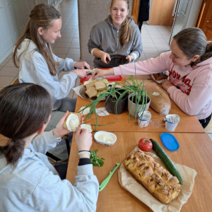 Uczniowie robią kanapki 