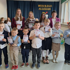 Uczniowie wyróżnieni w konkursie lasowiackim wraz z Panią Dyrektor pozują do wspólnego zdęcia