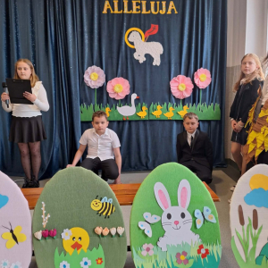 Dzieci pozują na tle wielkanocnych dekoracji