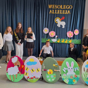 Dzieci pozują na tle wielkanocnych dekoracji