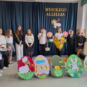 Uczniowie śpiewają wielkanocną piosenkę