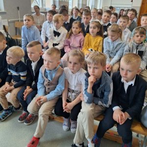 Uczniowie i nauczyciele oraz panie z Rady Rodziców uczestniczą w akademii wielkanocnejj