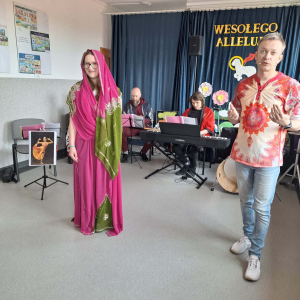 Uczennica stoi ubrana w tradycyjny strój indyjski.