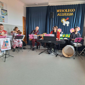 Muzycy Mobilnej Filharmonii grają na instrumentach .